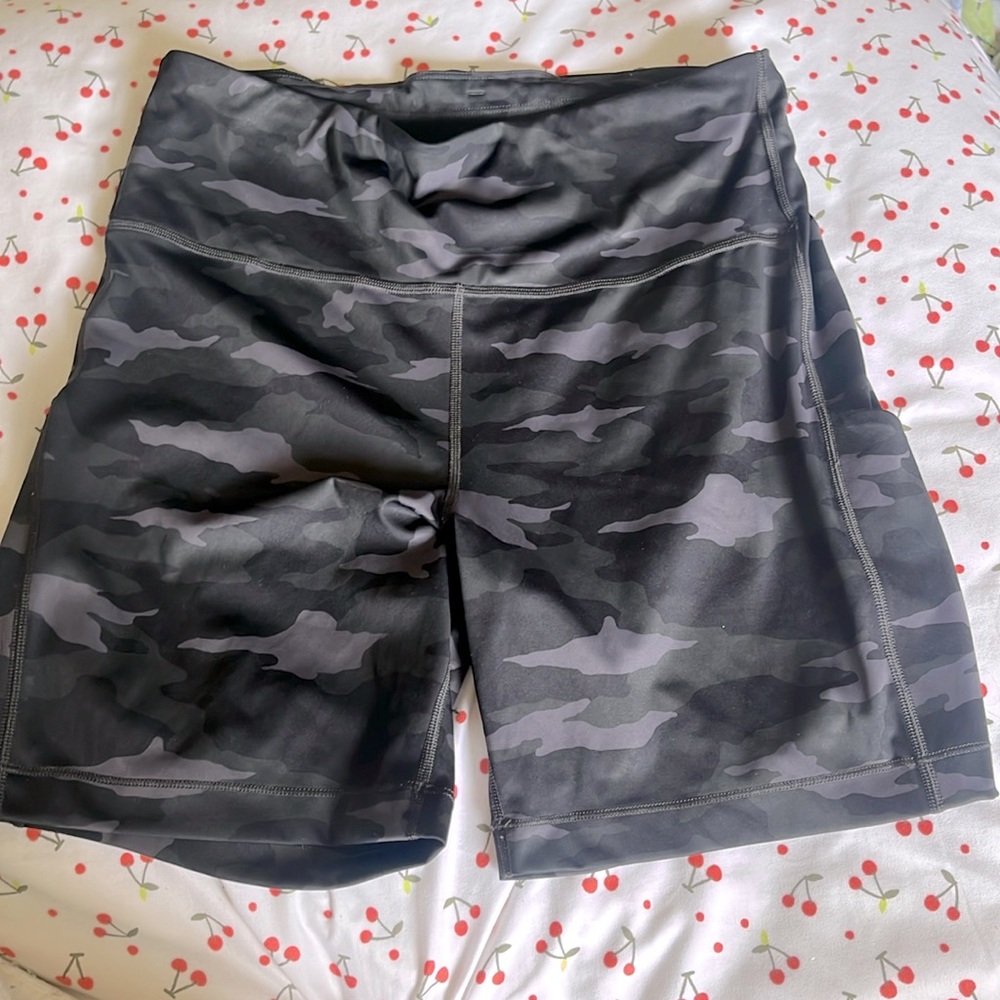 Athleta ultimate stash pocket 7” short